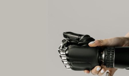 adaptare si rezilienta la schimbare in contextul AI - robot si mana umana